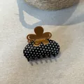 Dettaglio di un elegante fermaglio per capelli a pois neri con manico a fiore marrone. - Pinza per Capelli a Fiori con Pois / Fiore Caffè Base Nera