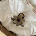 Dettaglio molletta per capelli a fiore marrone con texture effetto marmo ambrato - 2# Molletta a Pinza Fiore Piccola