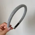 Dettaglio ravvicinato di un cerchietto imbottito in twill grigio con etichetta Hand Made - Cerchietto Alto Largo / Riga Bianca Grigio Chiaro (4#)
