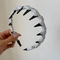 Stilvoller weißer Haarreif mit schwarzen Punkten und Zacken für einen hohen Haaransatz. - Rutschfestes Gezahntes Stirnband / Weiß