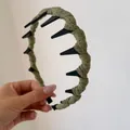 Stylisches koreanisches Haarband aus grünem Stoff mit braunen Punkten und Zähnen - Rutschfestes Gezahntes Stirnband / Grün