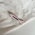 Primer plano de un adorable clip para el cabello con forma de pez rosa y cristal brillante - Rosa Liso