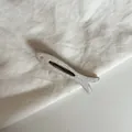 Detalle de una pinza para el pelo plateada con purpurina en forma de pez y un pequeño ojo de cristal - Blanco Esmerilado