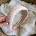 Detailansicht eines weichen rosa plissierten Satin-Haarreifens für elegantes Haarstyling - Rosa