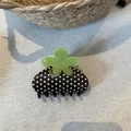 Primo piano di una molletta per capelli a pois con fiore verde su base di lino - Pinza per Capelli a Fiori con Pois / Fiore Verde Base Caffè
