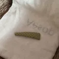 Pince à cheveux en tissu vert avec pois noirs sur un fond de sac en lin naturel rustique. - Barrette Triangle à Pois Vert