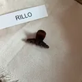 Vue détaillée de la mini pince à cheveux en acétate chocolat avec texte France Handmade - Petite Pince à Cheveux / Café