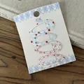 Primer plano de cuatro pinzas para el cabello coloridas con estampados en tarjeta blanca. - Estilo Punto Rojo Estrella Azul (6#)