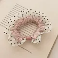 Elegante roze haarscrunchie in Koreaanse stijl met zwarte stippen op een ivoren stof - Roze Scrunchie met Zwarte Stippen Rand