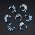 Blauwe hars halve maan bedeltjes met witte wolkenpatronen voor unieke DIY sieraden. - Maan Stijl-Blauwe Lucht Wolken (BSB112) / 1 Stuk (23x28mm) / Hemelsblauw
