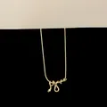 Macro-detailweergave van de ingewikkelde goudkleurige slangenhanger aan een slangenketting. - Goud