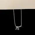 Gedetailleerd overzicht van een zilveren slangenhanger om een fijne ketting gewikkeld. - Zilver