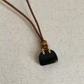 Detailopname van handtas hanger ketting met natuurlijke tijgeroog kraal - Obsidiaan Tas Ketting