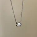 Detailopname van een vintage zilveren ketting met een verfijnde kristallen taille hanger. - Zilver
