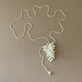 Detailansicht einer verstellbaren Halskette mit Kristall-Trauben-Anhänger - Grape Cluster Style (Jade White) / Jade Weiß