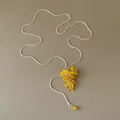 Detailansicht eines gelben Kristall-Traubenhängers an einer silbernen Schlangenkette. - Grape Cluster Style (Yellow) / Gelb