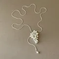 Detailansicht der verstellbaren Schlangenkette mit Perlen-Trauben-Anhänger in Silber - Grape Cluster Style (Pearl White) / Perlweiß