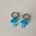 Detailansicht der blauen Lampwork-Glas-Pilz-Ohrhänger mit silbernen Creolen - Creolen-Stil / Blau