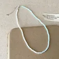 Vista dettagliata che mostra le delicate perline sfumate blu e bianche della collana - Collana di Perline Blu e Bianca (Placcato Oro) / Bianco/Blu