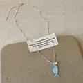 Dettaglio di una collana con ciondolo a forma di pesce in conchiglia blu e cristallo - Collana Pesciolino (Placcato Oro) / Blu