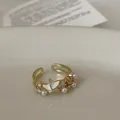Detaillierte Nahaufnahme des eleganten Seesterns, der Perlen und Zirkonia auf diesem Goldring. - Muschel-Seestern-Design / Gold