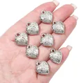 Detailweergave van zilveren hartvormige bedeltjes met bloemenpatronen voor DIY-sieraden - Patroon Hart / 10 Stuks/Verpakking (15x16mm) / Zilver