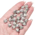 Close-up van zilverkleurige geribbelde hartbedeltjes voor het maken van DIY-sieraden - Diagonale Streep Harten / 20 stuks/verpakking (9x12mm) / Zilver