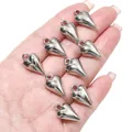 Detail van zilveren CCB hartvormige bedeltjes voor DIY sieraden maken op de hand - Spits Hart