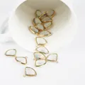 Irriserende witte waaiervormige wolkenhangers voor DIY sieraden in goudkleur. - 2 Stuks/Set / Wit