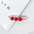 Eleganter goldfarbener Sicherheitsnadel-Broschen-Clip mit drei matten roten Perlen - Matter Roter Perlenstil (LC-1) / Länge 6.9cm