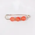 Eleganter Sicherheitsnadel-Broschen mit orangefarbenen Perlen und Kristall-Abstandshalter - 7cm / Orangerot Stil (R-28)