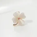 Eleganter vierblättriger Kleeblatt-Anstecker in Gold mit weißen Herzblättern für Damen - Weißes Vierblättriges Kleeblatt Stil (ae2321321) / Gold/Weiß
