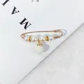 Eleganter goldener Sicherheitsnadel-Broschen mit weißen Perlen und Perlenanhänger - Perlenball-Anhänger-Stil (LC-3) / Länge 5.6cm