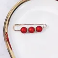 Eleganter Sicherheitsnadel-Brosche mit drei mattroten Perlen und Strass-Abstandhaltern - 7cm / Matte Rot Stil (R-5)