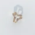 Eleganter vergoldeter Schalschnalle mit Strasssteinen und dreifachem geometrischem Design. - LI-6 Gold Gekreuzter Dreiring