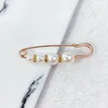 Eleganter Sicherheitsnadel-Broschen-Pin in Roségold mit weißen Perlen und Strass. - Verlauf Weißer Perlenstil (LC-4) / Länge 6.8cm