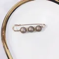 Eleganter goldener Sicherheitsnadel-Brosche mit champagnerfarbenen Perlen für Kleidung - 7cm / Matte Gold Stil (R-2)