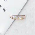 Eleganter goldener Sicherheitsnadel-Brosche mit drei weißen Perlen und Strass-Zwischenringen - Dreifach Perle Gold Stil (LC-5) / Länge 5.5cm