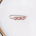 Eleganter goldener Sicherheitsnadel-Brosche mit rosa Perlen und funkelnden Strass-Elementen - 5cm / Matte Pink Stil (R-14)