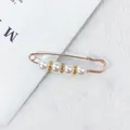 Eleganter goldfarbener Sicherheitsnadel-Broschen-Pin mit vier Perlen und feinem Strass - Vier Perlen Strass Stil (LC-6) / Länge 7.5cm