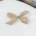 Eleganter goldener Schleifen-Brosche aus Legierung mit funkelnden Kristallen. - Goldener Hohler Schleifenstil Mit Strasssteinen (A13-12)