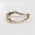 Minimalistische goldene geometrische hohle Brosche mit Hammerschlag-Textur - Typ n-1 / Gold