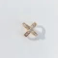 Eleganter goldener X-förmiger Schalring mit funkelnden weißen Strasssteinen - LI-9 Gold X-Form Strass