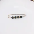 Goldfarbene Sicherheitsnadel-Brosche mit schwarzen Perlen und Strass-Zwischenstücken - 5,7 cm / Glänzend Schwarz Stil (R-21)