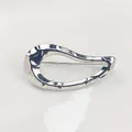 Moderne silberne abstrakte geometrische Hohlbrosche mit minimalistischen Metalllinien - Typ n-1 / Silber