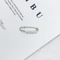 Eleganter silberner Sicherheitsnadel-Anstecker mit vier glänzenden weißen Perlen - Weiße Perle Silberstift-Stil (LC-8) / Länge 3,5 cm