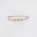 Elegante goldene Sicherheitsnadel-Brosche mit weißen Perlen und glitzernden Strasssteinen - 5,7 cm / Vier Perlen Stil (R-20)