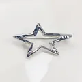 Minimalistische versilberte sternförmige hohle Brosche mit geometrischen Linien - Typ n-2 / Silber