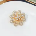 Eleganter goldfarbener Blumenbrosche mit weißen Perlen und funkelnden Kristallen - Goldener Doppellagiger Blumenstil Mit Strasssteinen Und Künstlichen Perlen (A13-14)