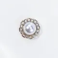 Elegante witte parel magnetische broche met zilveren kettingrand voor zijden shirts. - Ronde Kettingrand (x1-01) / Zilver